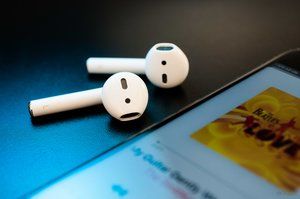 AirPods rozwiązują duży problem: jak Apple chce Cię chronić dzięki iOS 14